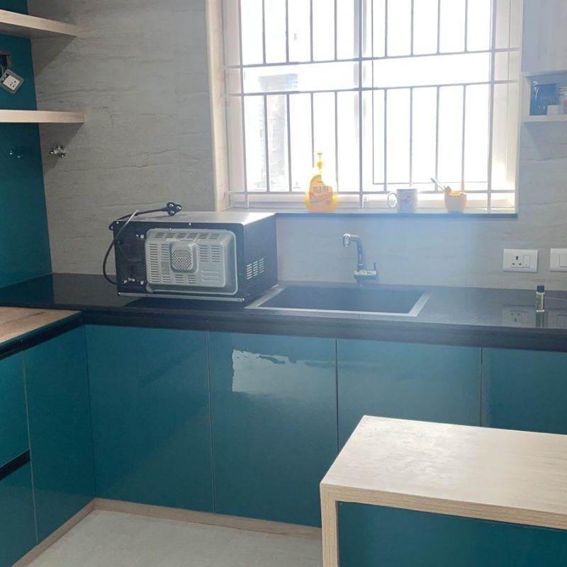 Peninsula Kitchen: Similar to an island kitchen, but the additional countertop extends from one of the walls rather than being freestanding. Peninsula kitchens offer some of the benefits of an island while maximizing space efficiency and maintaining a connection to the rest of the kitchen.